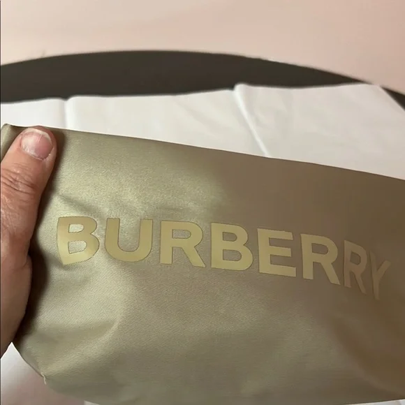 NIB Burberry Travel bag - Picture 6 of 8
